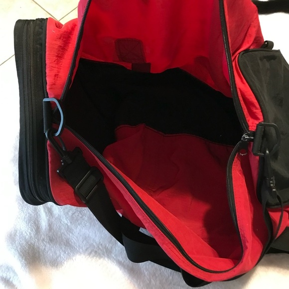 American Girl Place Chicago Duffle Bag Sports Duffel Bag in Red / Black Gym Bag - Picture 12 of 13